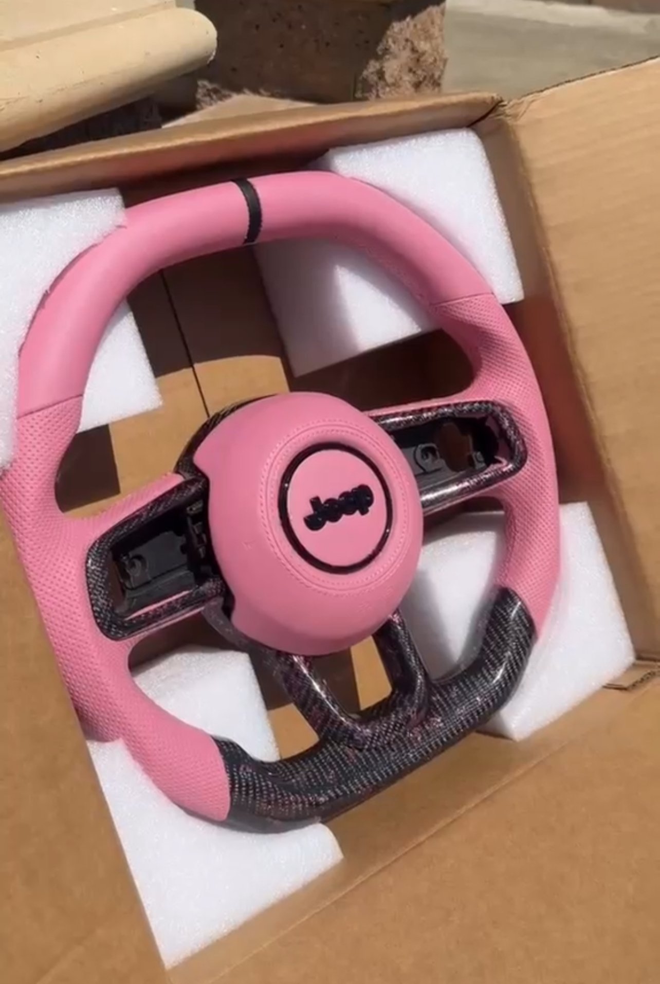 Custom Pink & Carbon Fiber Steering Wheel – Jeep Wrangler JL / Gladiator