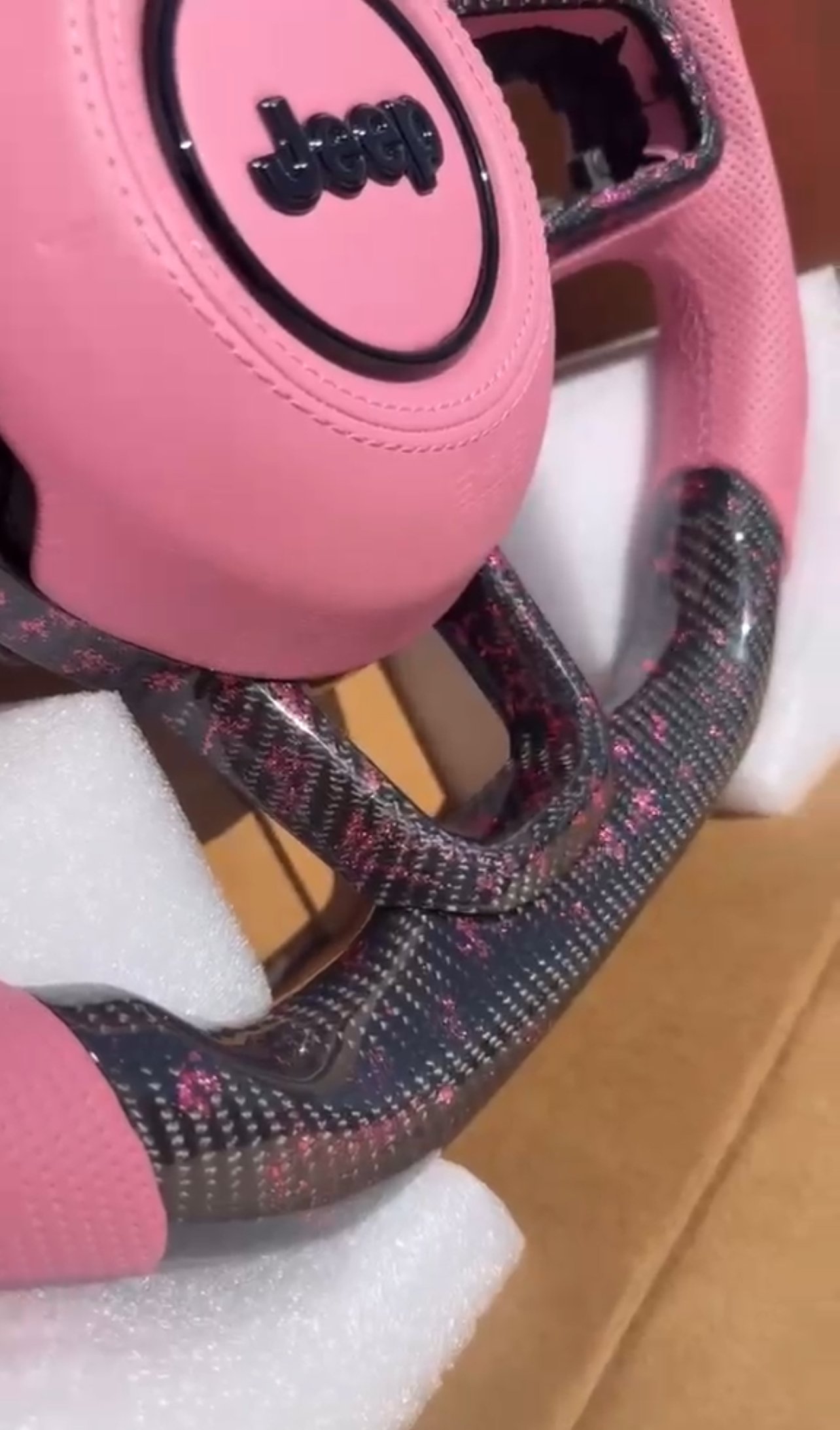 Custom Pink & Carbon Fiber Steering Wheel – Jeep Wrangler JL / Gladiator - Image 2
