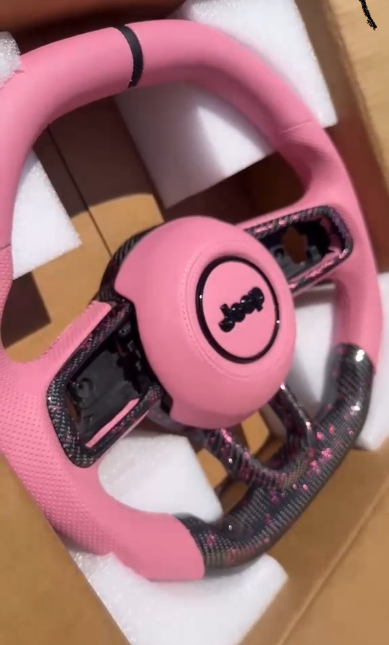 Custom Pink & Carbon Fiber Steering Wheel – Jeep Wrangler JL / Gladiator - Image 3