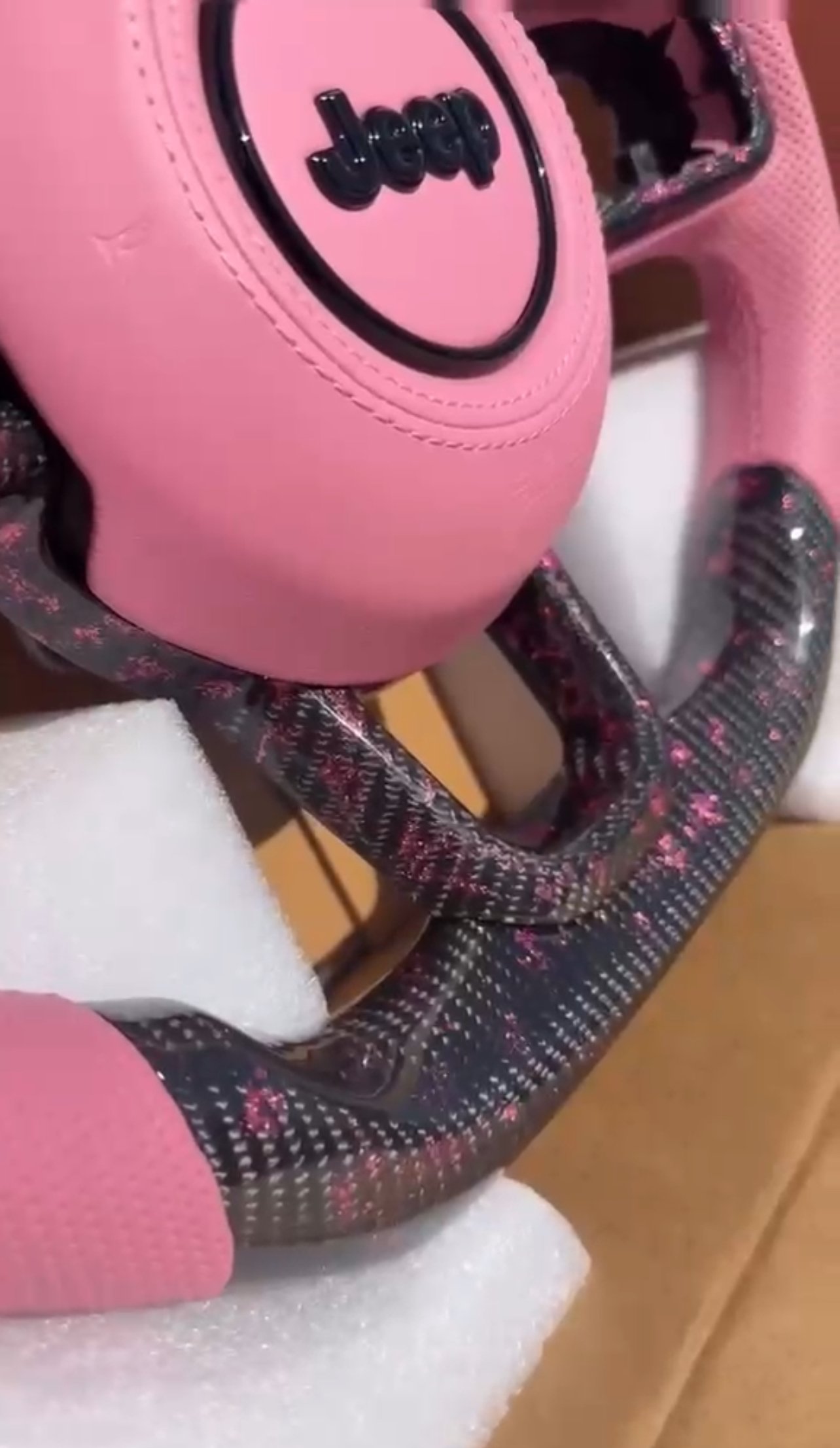 Custom Pink & Carbon Fiber Steering Wheel – Jeep Wrangler JL / Gladiator - Image 4